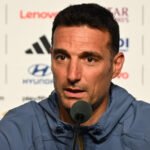 Lionel Scaloni responde las consultas de la prensa durante una conferencia oficial del Mundial 2026, en la previa de un compromiso de la Selección Argentina.
