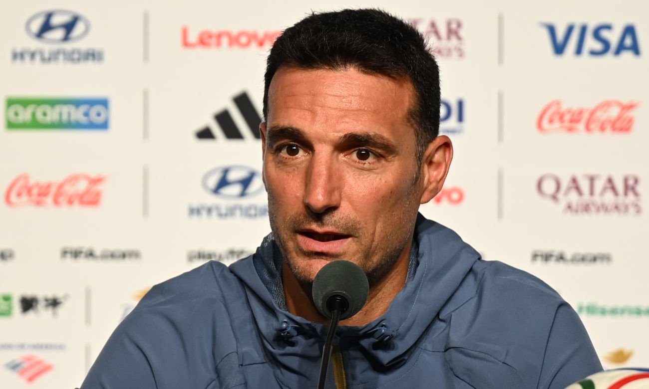Lionel Scaloni responde las consultas de la prensa durante una conferencia oficial del Mundial 2026, en la previa de un compromiso de la Selección Argentina.
