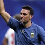 Lionel Scaloni durante un partido de la Selección Argentina. El entrenador destacó la unión del plantel y el apoyo de los hinchas tras la clasificación a la final del Mundial 2026.
