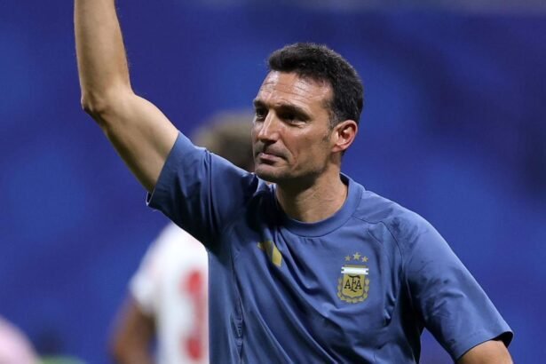 Lionel Scaloni durante un partido de la Selección Argentina. El entrenador destacó la unión del plantel y el apoyo de los hinchas tras la clasificación a la final del Mundial 2026.