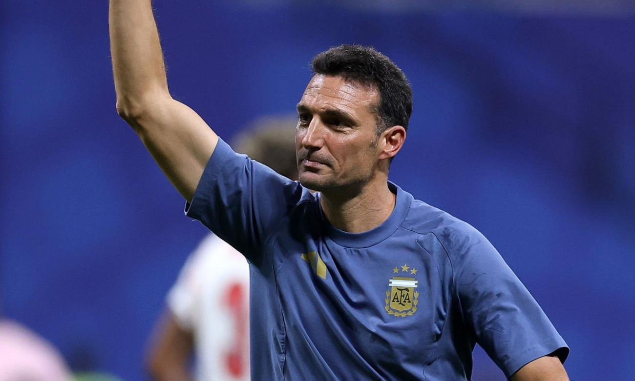Lionel Scaloni durante un partido de la Selección Argentina. El entrenador destacó la unión del plantel y el apoyo de los hinchas tras la clasificación a la final del Mundial 2026.