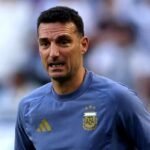 Lionel Scaloni sigue de cerca el desarrollo de un partido de la Selección argentina durante el Mundial 2026.