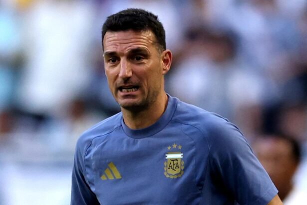 Lionel Scaloni sigue de cerca el desarrollo de un partido de la Selección argentina durante el Mundial 2026.