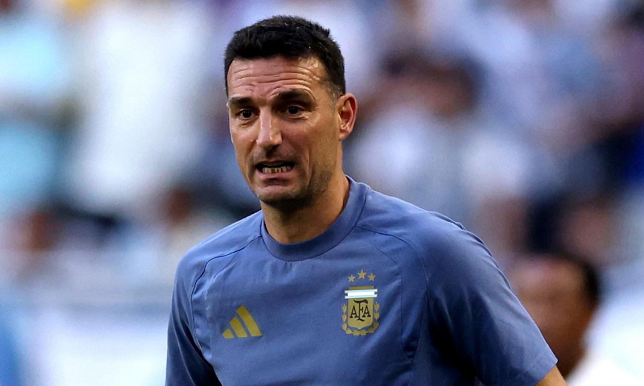 Lionel Scaloni sigue de cerca el desarrollo de un partido de la Selección argentina durante el Mundial 2026.