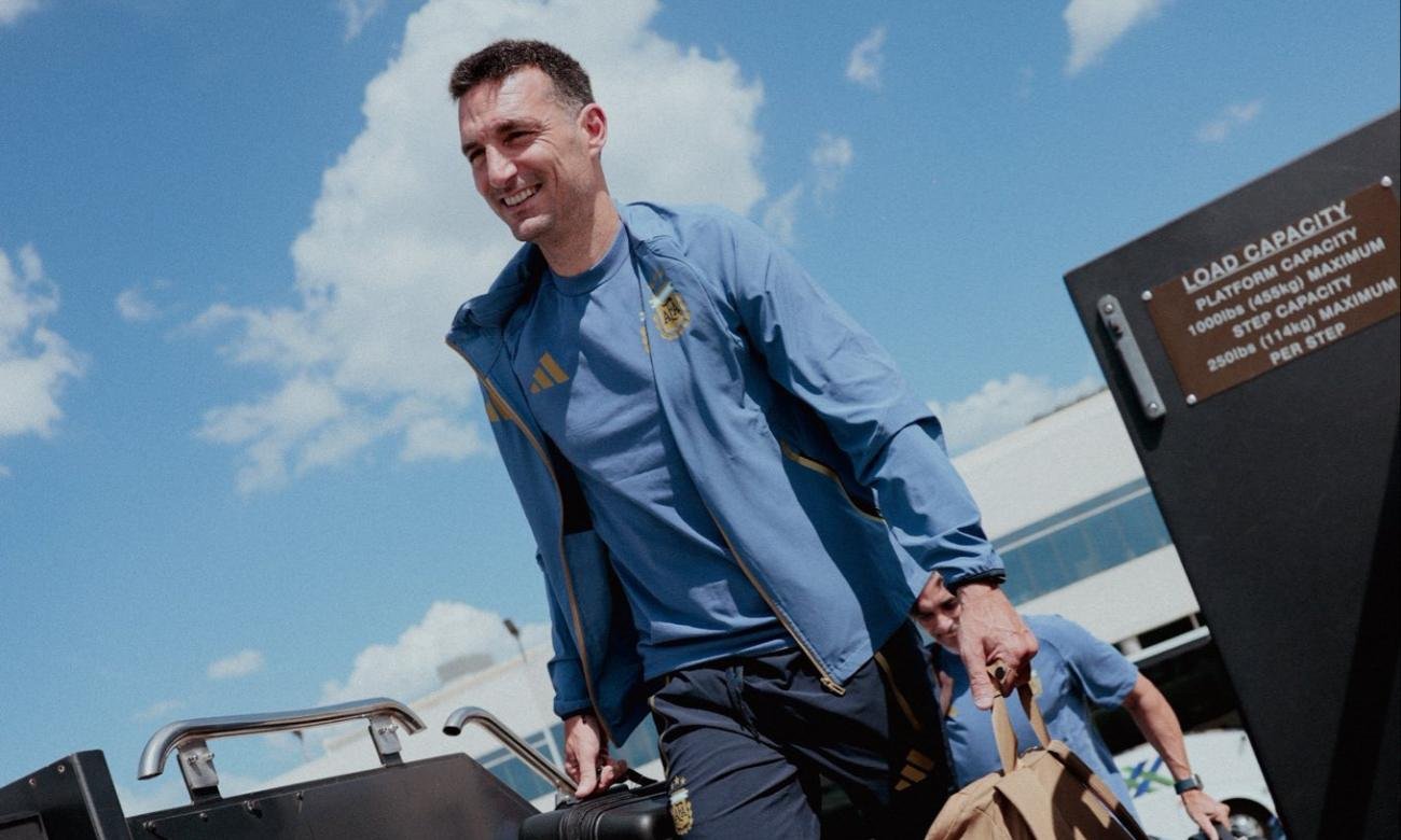 Lionel Scaloni durante uno de los traslados de la Selección Argentina entre sedes del Mundial 2026, en la preparación del equipo para los partidos de la fase eliminatoria. Foto: archivo.