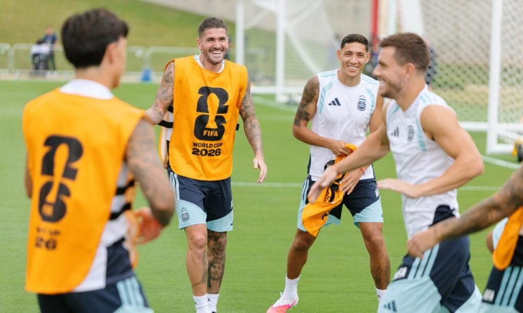 Los jugadores de la Selección Argentina durante un entrenamiento previo a un partido internacional. El plantel trabaja bajo las órdenes de Lionel Scaloni.
