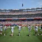 Los jugadores de la Selección Argentina realizan los trabajos precompetitivos en el campo de juego antes de la final del Mundial 2026 frente a España.