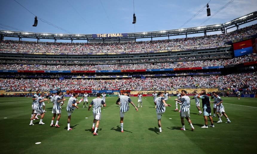 Los jugadores de la Selección Argentina realizan los trabajos precompetitivos en el campo de juego antes de la final del Mundial 2026 frente a España.