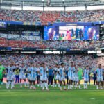 Jugadores de la Selección Argentina saludan a los hinchas tras la final del Mundial 2026, luego de la derrota frente a España.