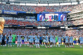 Jugadores de la Selección Argentina saludan a los hinchas tras la final del Mundial 2026, luego de la derrota frente a España.