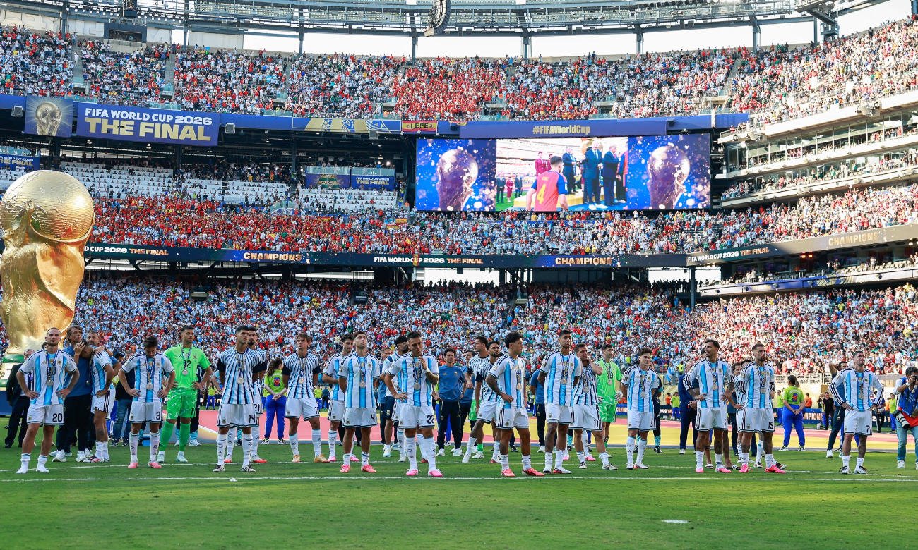 Jugadores de la Selección Argentina saludan a los hinchas tras la final del Mundial 2026, luego de la derrota frente a España.