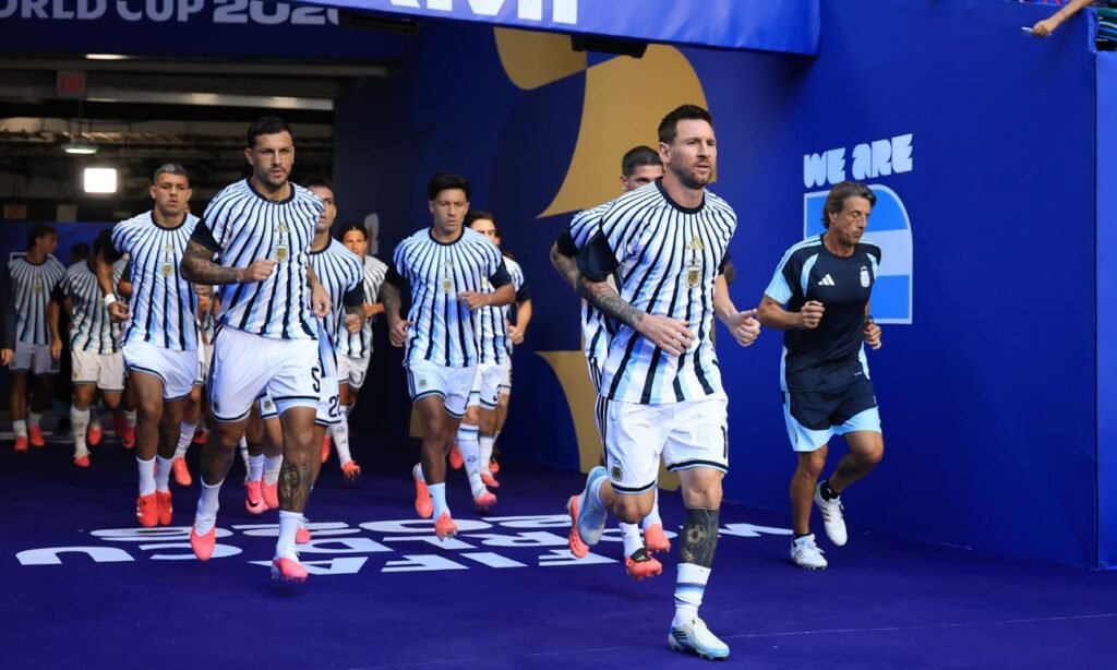 Lionel Messi encabeza la delegación de la Selección Argentina junto al plantel en la previa de un partido del Mundial, en una imagen de archivo que refleja la concentración del equipo antes del compromiso decisivo. Foto: archivo.