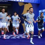 Lionel Messi encabeza la delegación de la Selección Argentina junto al plantel en la previa de un partido del Mundial, en una imagen de archivo que refleja la concentración del equipo antes del compromiso decisivo. Foto: archivo.
