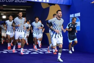 Lionel Messi encabeza la delegación de la Selección Argentina junto al plantel en la previa de un partido del Mundial, en una imagen de archivo que refleja la concentración del equipo antes del compromiso decisivo. Foto: archivo.
