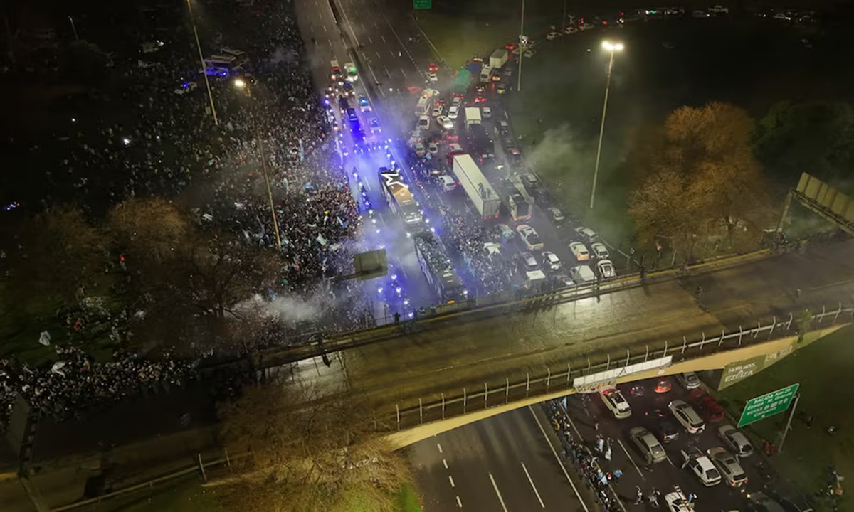 La Selección argentina recibió el reconocimiento de miles de hinchas a su regreso al país tras el Mundial 2026.