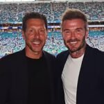 Diego Simeone y David Beckham posan juntos durante su reencuentro en un estadio, en una imagen que reavivó el recuerdo del histórico cruce entre Argentina e Inglaterra en el Mundial 1998.
