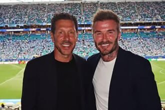 Diego Simeone y David Beckham posan juntos durante su reencuentro en un estadio, en una imagen que reavivó el recuerdo del histórico cruce entre Argentina e Inglaterra en el Mundial 1998.