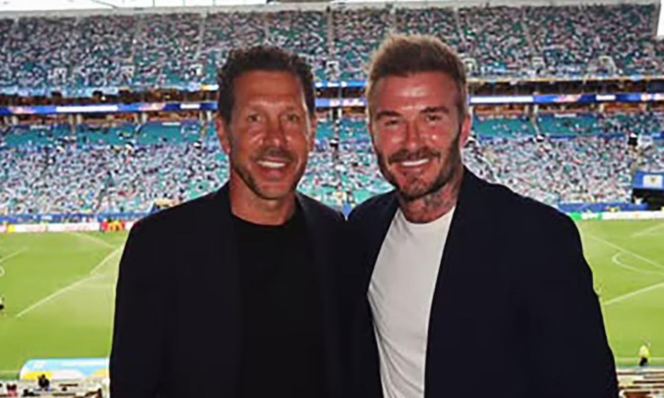 Diego Simeone y David Beckham posan juntos durante su reencuentro en un estadio, en una imagen que reavivó el recuerdo del histórico cruce entre Argentina e Inglaterra en el Mundial 1998.