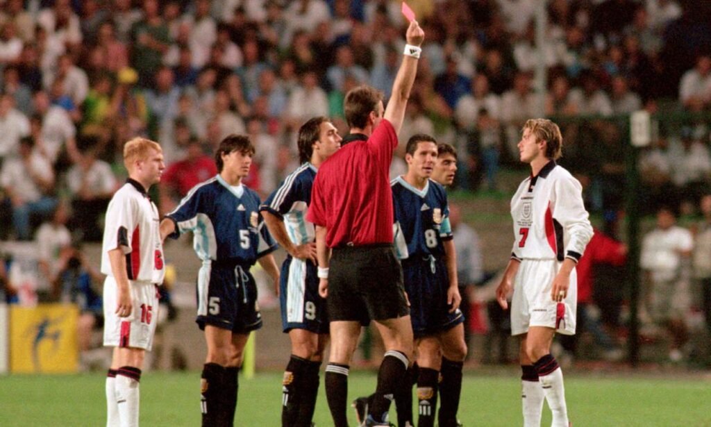 David Beckham deja el campo de juego tras ser expulsado en el duelo entre Inglaterra y Argentina por los octavos de final del Mundial de Francia 1998, en una de las escenas más recordadas de aquel cruce.