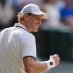 Jannik Sinner celebra su clasificación a la final de Wimbledon tras una sólida actuación sobre el césped del All England Club.