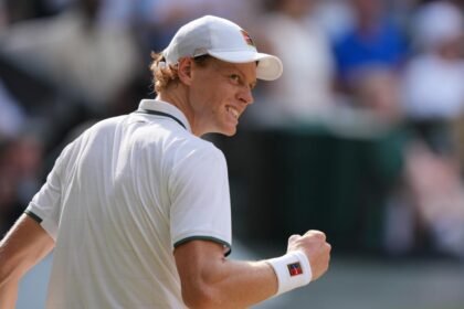 Jannik Sinner celebra su clasificación a la final de Wimbledon tras una sólida actuación sobre el césped del All England Club.