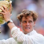Jannik Sinner celebra un triunfo durante Wimbledon, torneo donde logró consolidarse como uno de los grandes protagonistas del tenis mundial. Foto de archivo.