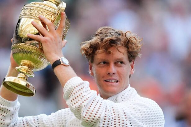 Jannik Sinner celebra un triunfo durante Wimbledon, torneo donde logró consolidarse como uno de los grandes protagonistas del tenis mundial. Foto de archivo.