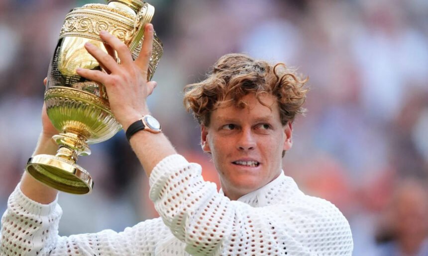 Jannik Sinner celebra un triunfo durante Wimbledon, torneo donde logró consolidarse como uno de los grandes protagonistas del tenis mundial. Foto de archivo.