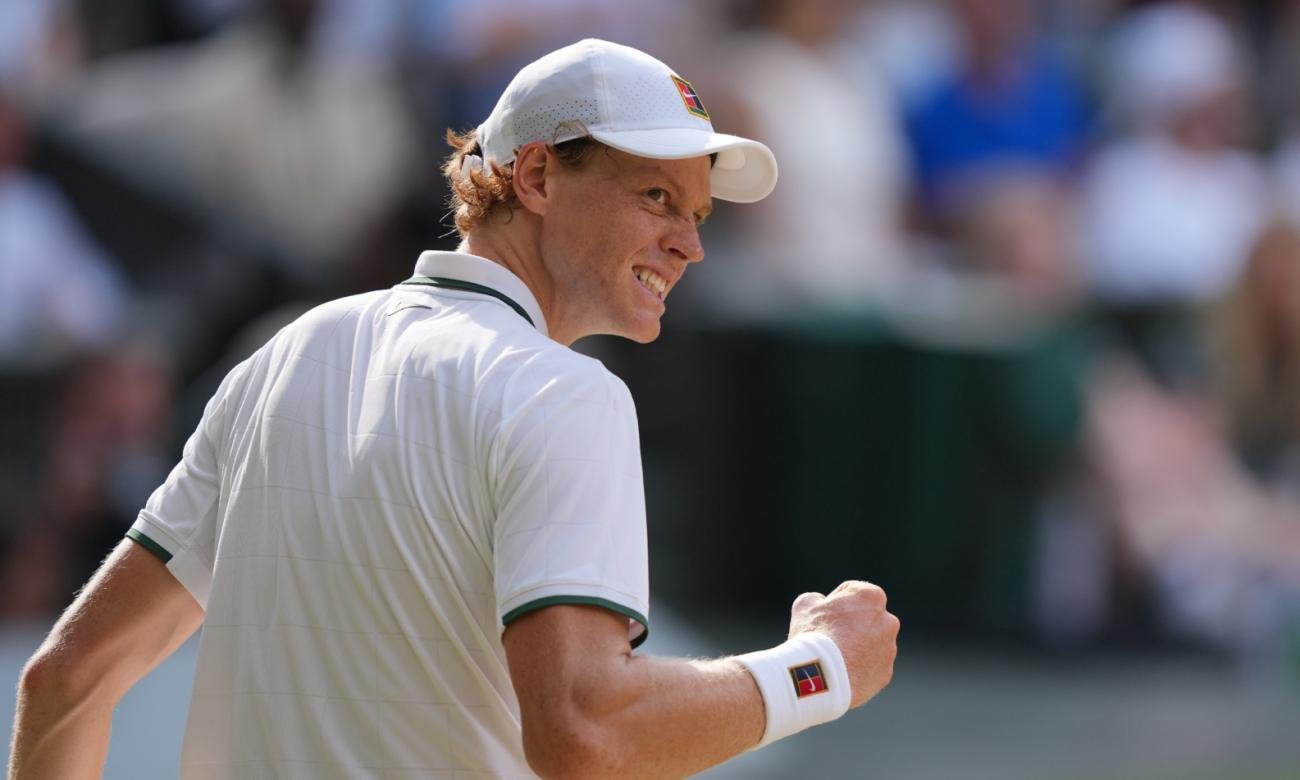 Jannik Sinner celebra su clasificación a la final de Wimbledon tras una sólida actuación sobre el césped del All England Club.