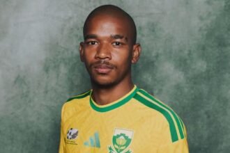 Jayden Adams, durante una participación con la selección de Sudáfrica. El mediocampista fue una de las jóvenes figuras del fútbol africano.