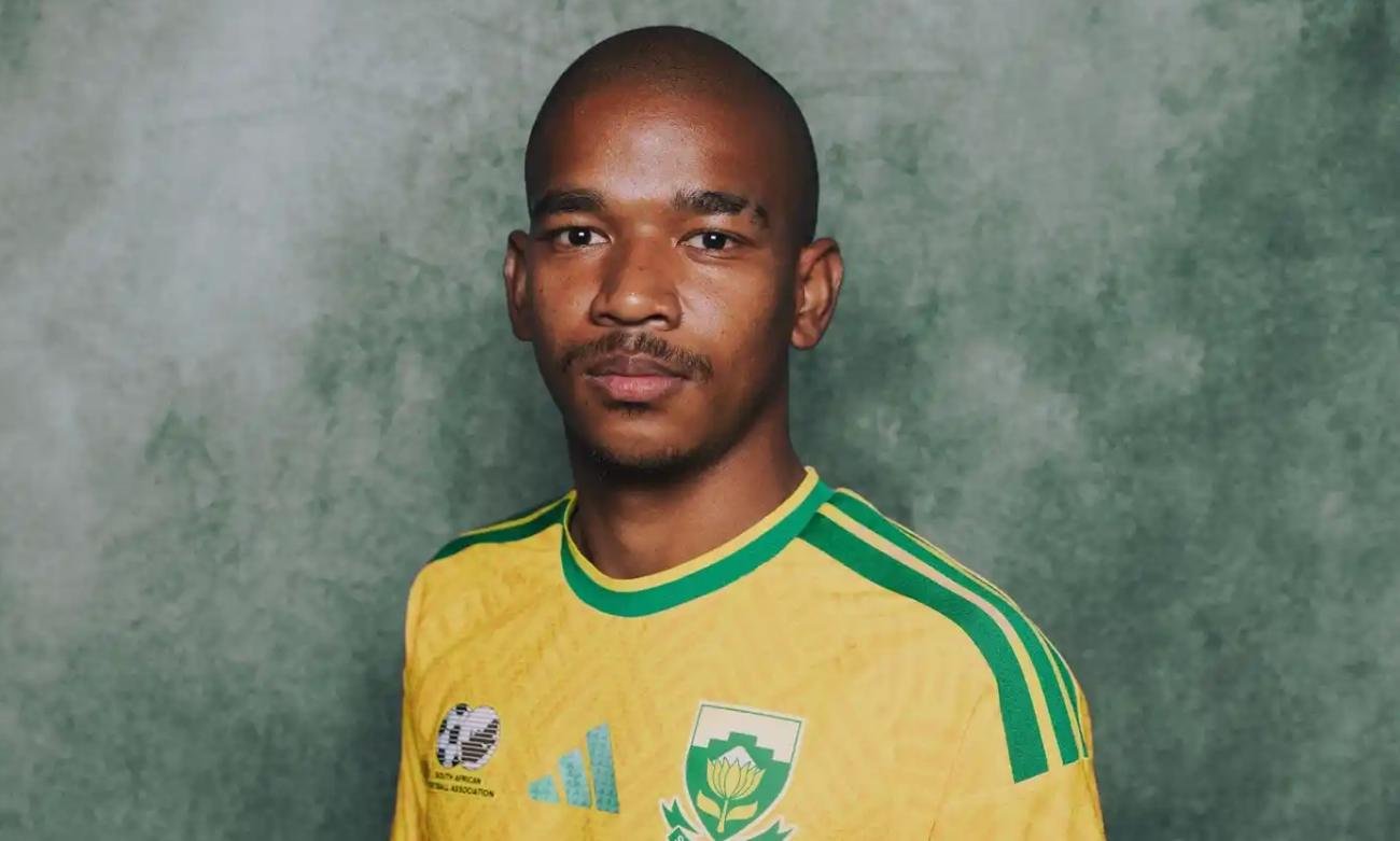 Jayden Adams, durante una participación con la selección de Sudáfrica. El mediocampista fue una de las jóvenes figuras del fútbol africano.