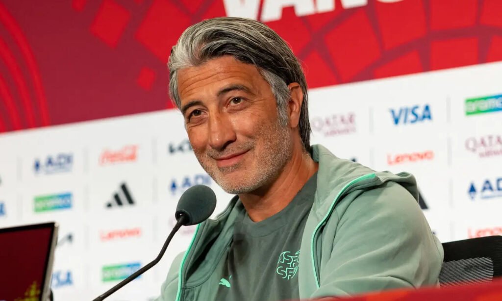 Murat Yakin, director técnico del seleccionado de Suiza, durante una conferencia de prensa. El entrenador conduce al equipo europeo en su participación en el Mundial 202