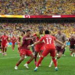 Los futbolistas de Suiza celebran la clasificación a los cuartos de final del Mundial tras imponerse en la definición por penales ante Colombia.