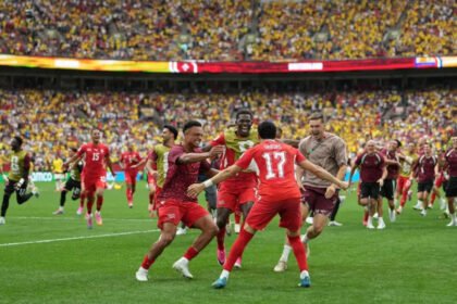 Los futbolistas de Suiza celebran la clasificación a los cuartos de final del Mundial tras imponerse en la definición por penales ante Colombia.