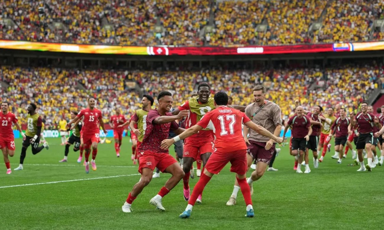 Los futbolistas de Suiza celebran la clasificación a los cuartos de final del Mundial tras imponerse en la definición por penales ante Colombia.