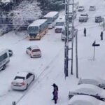 Una intensa nevada cubre las calles de Bariloche durante el temporal invernal que afecta a la ciudad. Foto de archivo.