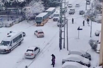 Una intensa nevada cubre las calles de Bariloche durante el temporal invernal que afecta a la ciudad. Foto de archivo.