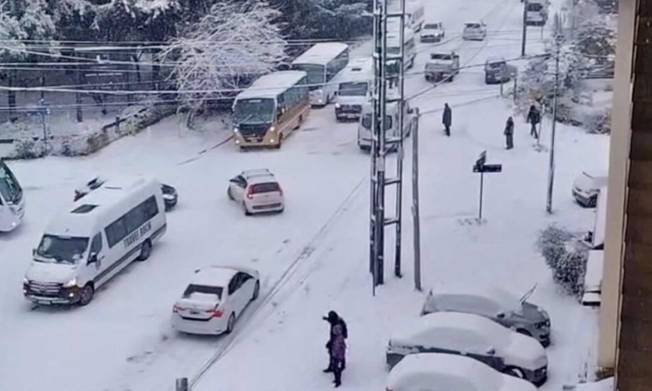 Una intensa nevada cubre las calles de Bariloche durante el temporal invernal que afecta a la ciudad. Foto de archivo.