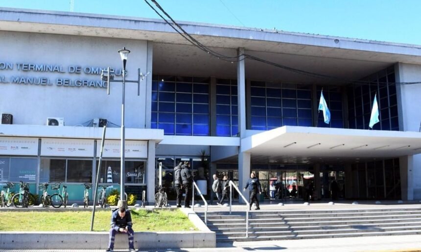 Vista general de la Terminal de Ómnibus "Manuel Belgrano" de la ciudad de Santa Fe, uno de los principales centros de transporte de pasajeros de la región.