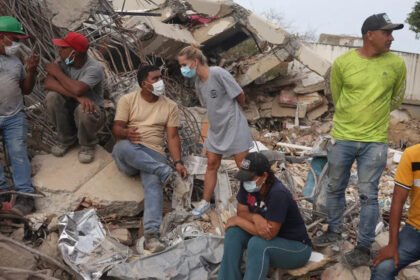 Foto de archivo: tareas de rescate y remoción de escombros tras el doble terremoto que afectó al norte de Venezuela.
