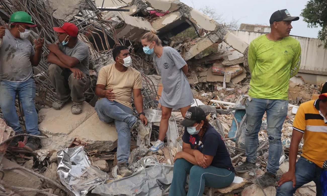 Foto de archivo: tareas de rescate y remoción de escombros tras el doble terremoto que afectó al norte de Venezuela.