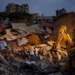 Equipos de emergencia trabajan entre los edificios afectados por los terremotos mientras continúan las tareas de búsqueda, rescate y asistencia en distintas regiones de Venezuela.