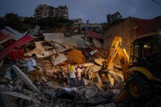 Equipos de emergencia trabajan entre los edificios afectados por los terremotos mientras continúan las tareas de búsqueda, rescate y asistencia en distintas regiones de Venezuela.