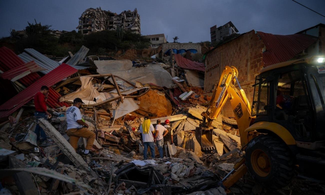 Equipos de emergencia trabajan entre los edificios afectados por los terremotos mientras continúan las tareas de búsqueda, rescate y asistencia en distintas regiones de Venezuela.
