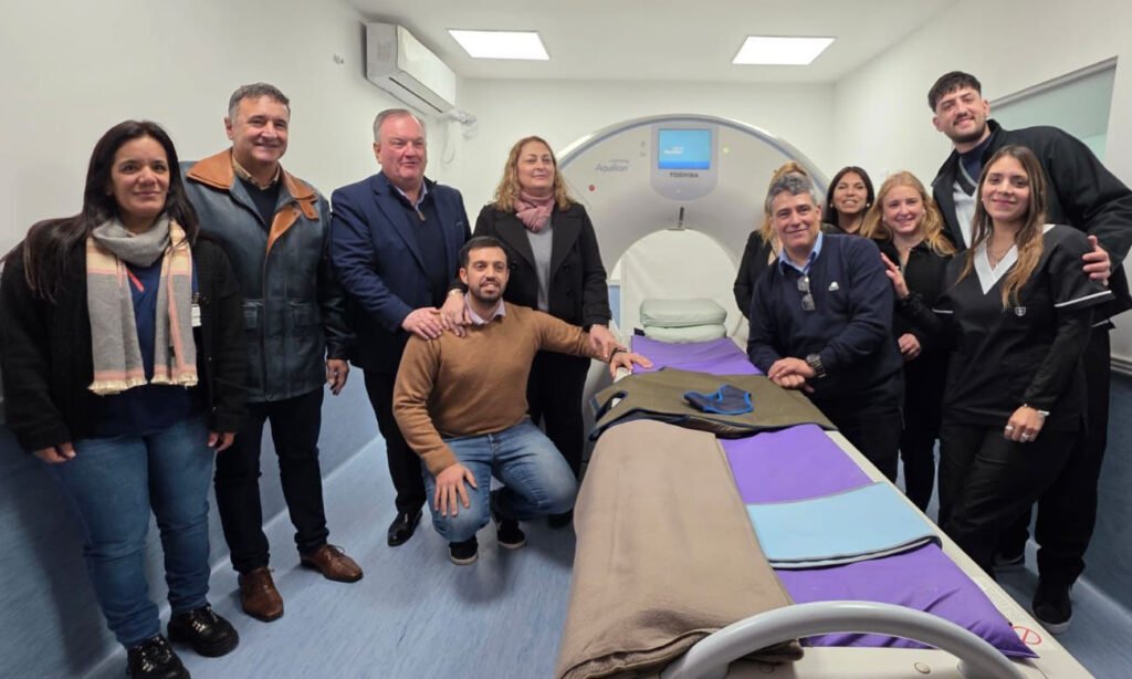 Autoridades provinciales, representantes del departamento San Cristóbal y personal de salud participaron de la inauguración del primer servicio de tomografía computada del Hospital de San Cristóbal, una incorporación que fortalece la atención sanitaria en la región.