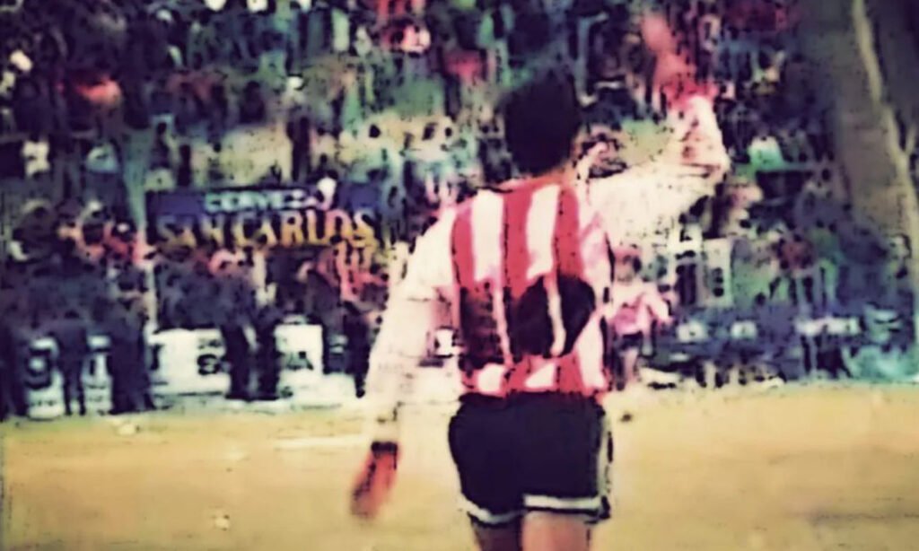Leonardo Madelón celebra el inolvidable gol de tiro libre que selló el ascenso de Unión y dio origen al histórico "Madelonazo". (Foto de archivo).