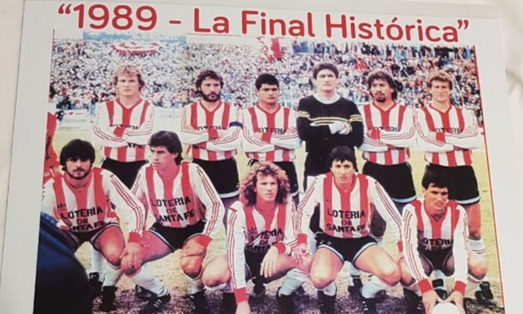 El equipo de Unión posa antes de disputar la revancha de la final del Reducido de 1989, partido que marcó el regreso del Tatengue a la Primera División. (Foto de archivo).