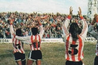 Los futbolistas de Unión celebran el histórico ascenso a Primera División tras imponerse a Colón en la final del Reducido de 1989. (Foto de archivo).