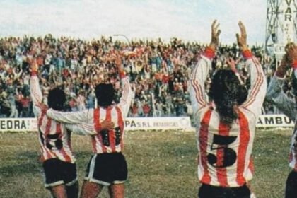 Los futbolistas de Unión celebran el histórico ascenso a Primera División tras imponerse a Colón en la final del Reducido de 1989. (Foto de archivo).