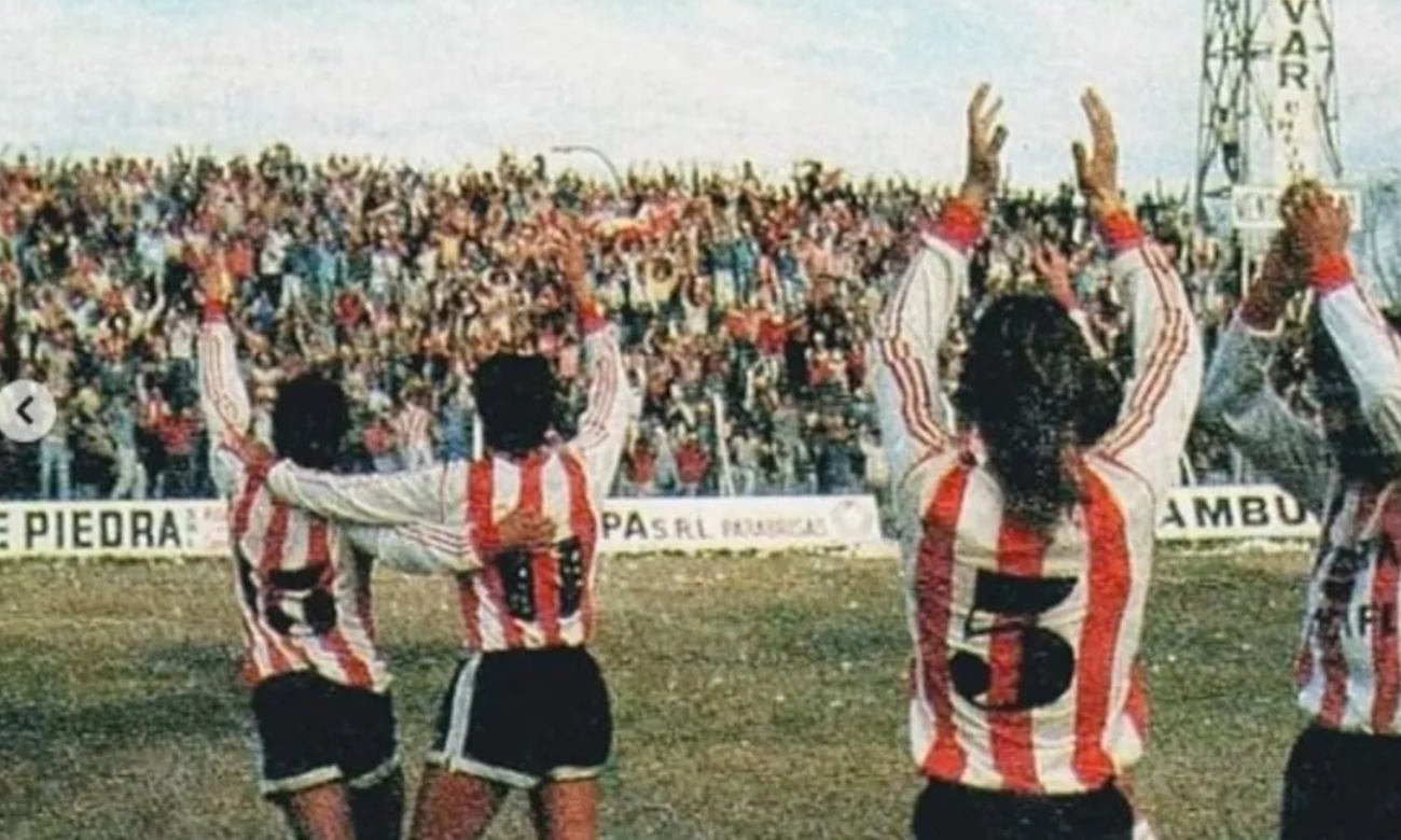 Los futbolistas de Unión celebran el histórico ascenso a Primera División tras imponerse a Colón en la final del Reducido de 1989. (Foto de archivo).